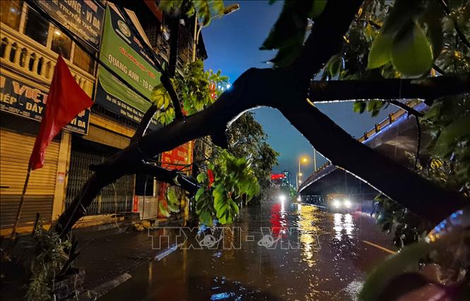 Điểm ngập úng tại đầu ngõ 622 đường Minh Khai, quận Hai Bà Trưng (ảnh chụp lúc 21h35p). Ảnh: Thanh Tùng - TTXVN