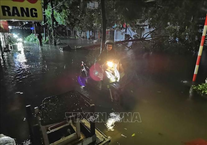 Cả con phố tan hoang trong một cảnh tượng mà người dân sống lâu năm ở đây cũng chưa từng thấy. Ảnh: Thanh Tùng - TTXVN