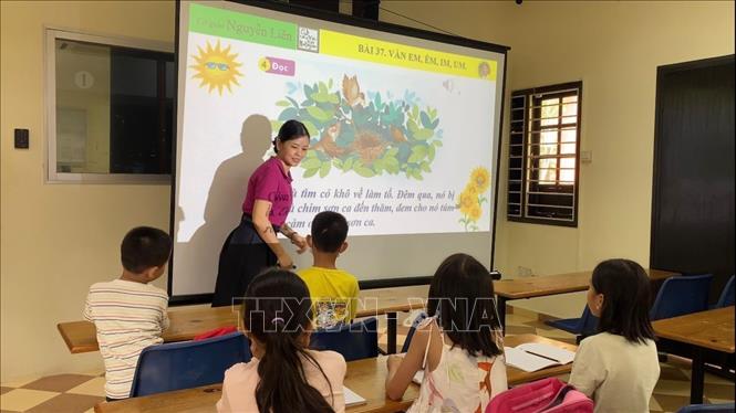 Cô giáo Nguyễn Thị Liên trong lớp học tiếng Việt tại Đại sứ quán Việt Nam tại Malaysia. Ảnh: Hằng Linh-PV TTXVN tại Kuala Lupur