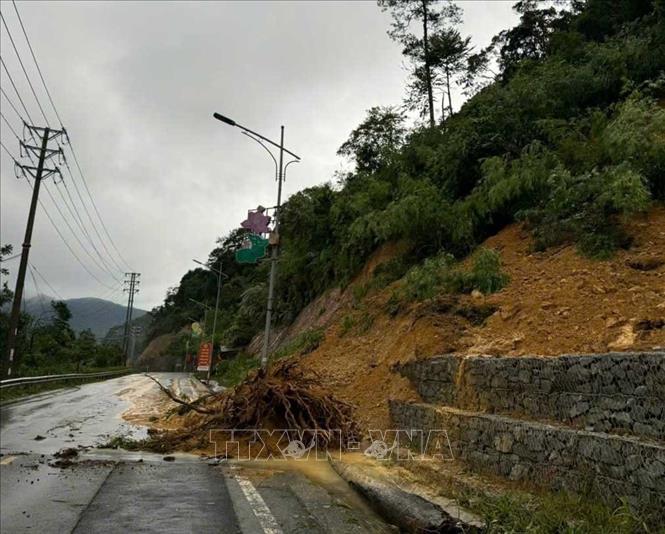 Đất đá sạt lở tràn xuống lòng đường lên khu du lịch Tam Đảo. Ảnh: Nguyễn Thảo - TTXVN