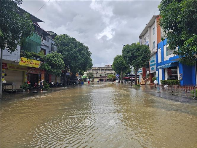 Ngập úng khu vực đường dân sinh Tổ 6, phường Tân Thịnh, TP Thái Nguyên. Ảnh: Thảo Nguyên - TTXVN
