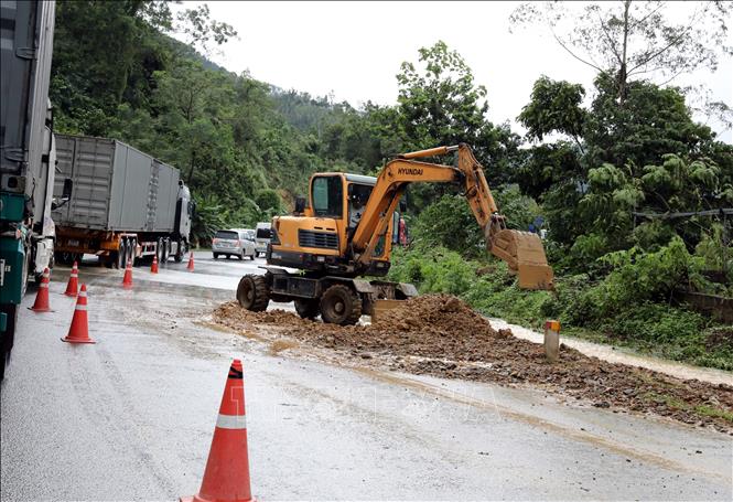 Một số đoạn trên Quốc lộ 1, qua địa bàn huyện Chi Lăng, tỉnh Lạng Sơn bị ngập cục bộ, đất đá tràn ra đường, lực lượng chức năng đã tổ chức phân luồng, khắc phục để đảm bảo lưu thông. Ảnh: Văn Đạt - TTXVN