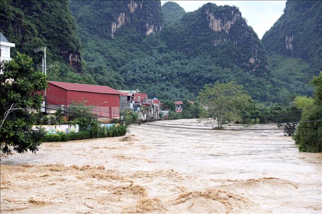 Hàng trăm ngôi nhà ở thị khu vực sông Thương, trấn Đồng Mỏ, huyện Chi Lăng, tỉnh Lạng Sơn bị ngập sâu. Ảnh: Văn Đạt - TTXVN