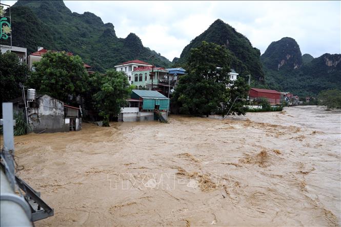 Hàng trăm ngôi nhà ở thị khu vực sông Thương, trấn Đồng Mỏ, huyện Chi Lăng, tỉnh Lạng Sơn bị ngập sâu. Ảnh: Văn Đạt - TTXVN
