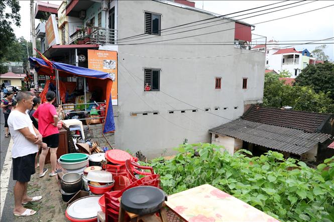 Gia đình chị Vi Thị Vân ở đường Đại Huề, khu Ga Bắc, thị trấn Đồng Mỏ, huyện Chi Lăng chỉ kịp mang theo đồ dùng thiết yếu, còn tài sản khác vẫn trong nhà nên trông ngóng nước rút từng giờ. Ảnh: Văn Đạt - TTXVN