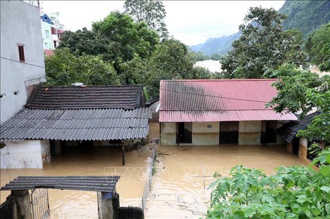 Ngôi nhà của gia đình chị Vi Thị Vân ở đường Đại Huề, khu Ga Bắc, thị trấn Đồng Mỏ, huyện Chi Lăng ngập sâu trong nước. Ảnh: Văn Đạt - TTXVN