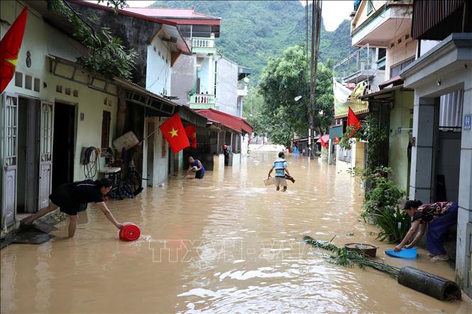 Nhiều khu vực tại thị trấn Đồng Mỏ, huyện Chi Lăng ngập sâu do nước lũ về. Ảnh: Văn Đạt - TTXVN