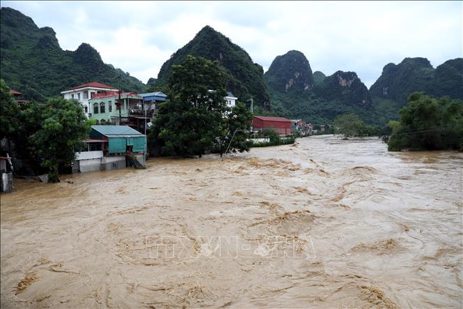 Nước sông Thương chảy qua địa bàn huyện Chi Lăng, tỉnh Lạng Sơn dâng cao, đục ngầu, chảy rất mạnh. Ảnh: Văn Đạt - TTXVN