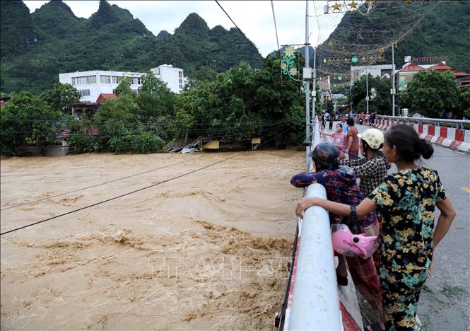 Nước sông Thương chảy qua địa bàn huyện Chi Lăng, tỉnh Lạng Sơn dâng cao, đục ngầu, chảy rất mạnh. Ảnh: Văn Đạt - TTXVN