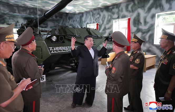 Nhà lãnh đạo Triều Tiên Kim Jong Un (giữa) thăm Học viện Pháo binh O Jin U ngày 6/9/2024. Ảnh: Yonhap/TTXVN