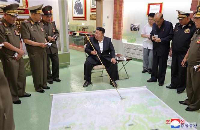 Nhà lãnh đạo Triều Tiên Kim Jong Un (giữa) thăm Học viện Pháo binh O Jin U ngày 6/9/2024. Ảnh: Yonhap/TTXVN