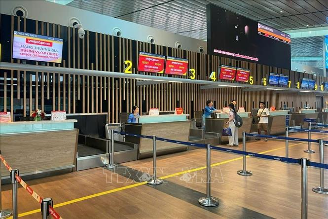 Hành khách làm thr tục checkin tại sân bay Vân Đồn sáng 8/9. Ảnh: TTXVN phát