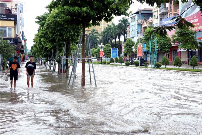 Đường Hoàng Văn Thụ bị ngập sâu khiến một số phương tiện bị hư hỏng khi lưu thông. Ảnh: Trần Trang-TTXVN 