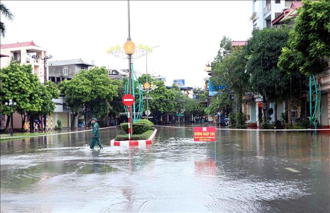 Ngã tư Tỉnh uỷ THái Nguyên ngập sâu do mưa lớn. Ảnh: Trần Trang-TTXVN 