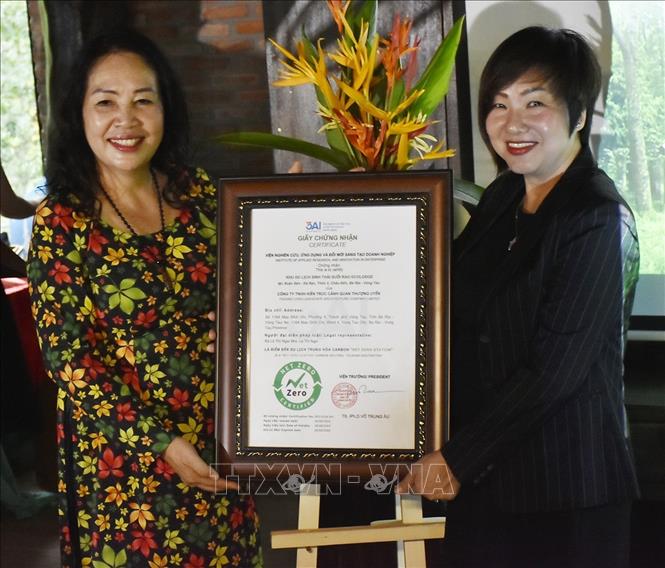 Bà Ngô Kim Trang, Phó Viện trưởng Viện Nghiên cứu và Ứng dụng đổi mới sáng tạo Doanh nghiệp trao chứng nhận Điểm đến trung hòa carbon đầu tiên tại tỉnh Bà Rịa-Vũng Tàu cho Khu du lịch sinh thái Suối Rao Ecolodge. Ảnh:Huỳnh Sơn-TTXVN