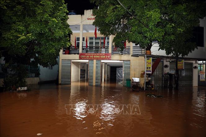 Nhiều ngôi nhà, tuyến đường giao thông ở khối Cửa Bắc, phường Chi Lăng, thành phố Lạng Sơn bị nước tràn vào nhà gây ngập úng. Ảnh: Văn Đạt - TTXVN