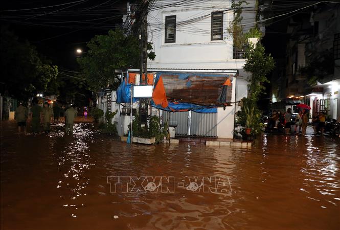 Nhiều ngôi nhà ở khối Cửa Bắc, phường Chi Lăng, thành phố Lạng Sơn bị nước tràn vào nhà gây ngập úng. Ảnh: Văn Đạt - TTXVN