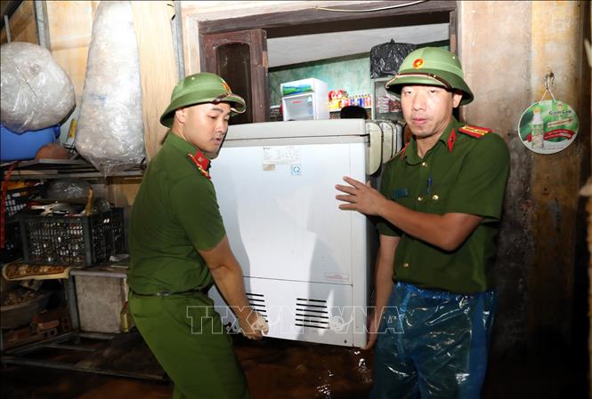 Lưc lượng chức năng thành phố Lạng Sơn hỗ trợ gia đình bà Nguyễn Thị Hoa ở khu vực khối Cửa Bắc, phường Chi Lăng, thành phố Lạng Sơn di chuyển đồ đạc đến nơi an toàn. Ảnh: Văn Đạt - TTXVN