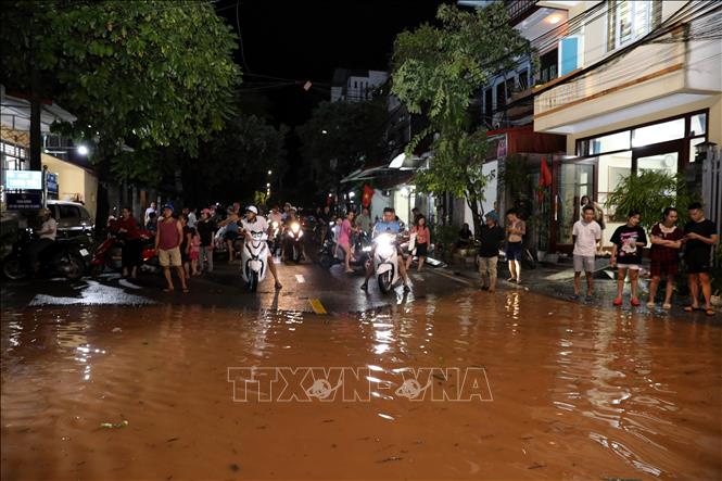 Một số tuyến đường gần gần khu vực sông Kỳ Cùng bị ngập sâu từ tối 8/9 khiến các phương tiện phải quay đầu tìm đường khách. Ảnh: Văn Đạt - TTXVN
