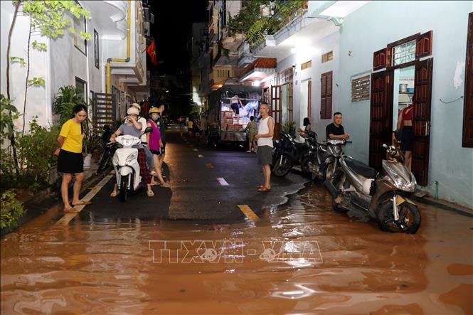 Một số tuyến đường gần gần khu vực sông Kỳ Cùng bị ngập sâu từ tối 8/9 khiến các phương tiện phải quay đầu tìm đường khách. Ảnh: Văn Đạt - TTXVN