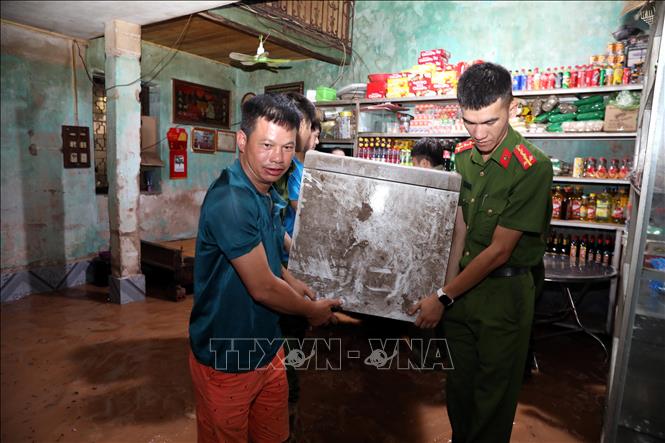 Lưc lượng chức năng thành phố Lạng Sơn hỗ trợ gia đình bà Nguyễn Thị Hoa ở khu vực khối Cửa Bắc, phường Chi Lăng, thành phố Lạng Sơn di chuyển đồ đạc đến nơi an toàn. Ảnh: Văn Đạt - TTXVN