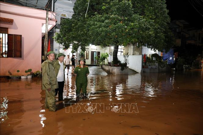 Lãnh đạo UBND thành phố và Công an thành phố Lạng Sơn kiểm tra công tác hỗ trợ nhân dân di chuyển đồ đạc của lực lượng chức năng. Ảnh: Văn Đạt - TTXVN