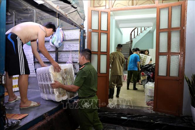 Lực lượng chức năng thành phố Lạng Sơn hỗ trợ gia đình bà Mai Thị Liên ở đường Trương Nhị, phường Chi Lăng, thành phố Lạng Sơn di chuyển đồ đạc đến nơi an toàn. Ảnh: Văn Đạt - TTXVN