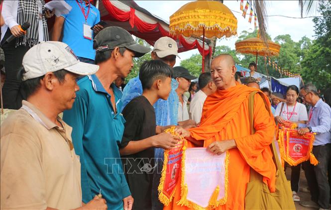 Organisers present participating flags to bull owners joining the 10th Chua Ro ox racing festival. VNA Photo: Công Mạo