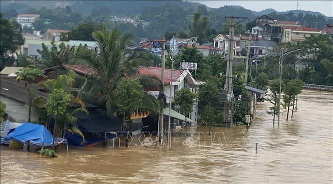 Nhiều ngôi nhà gần bờ sông ở khu vực thành phố Cao Bằng bị ngập sâu trong nước. Ảnh: Quốc Đạt - TTXVN