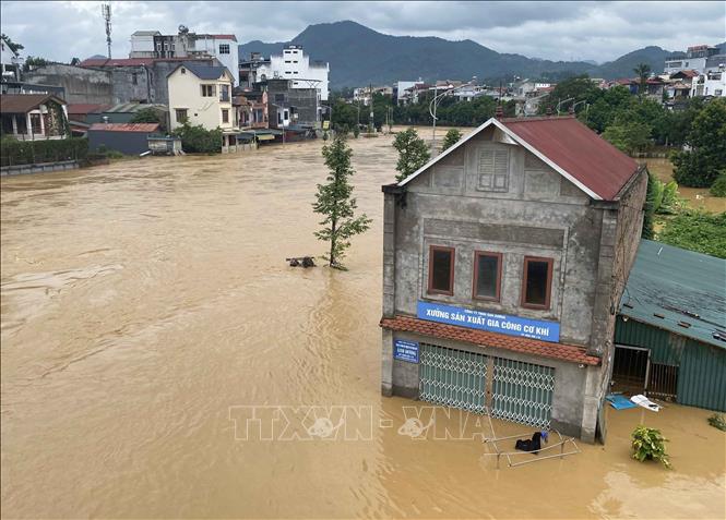 Nhiều ngôi nhà gần bờ sông ở khu vực thành phố Cao Bằng bị ngập sâu trong nước. Ảnh: Quốc Đạt - TTXVN