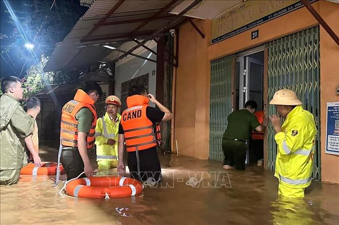 Công an thành phố Cao Bằng giúp người dân sơ tán tài sản đến nơi an toàn trong đêm 8/9. Ảnh: TTXVN phát