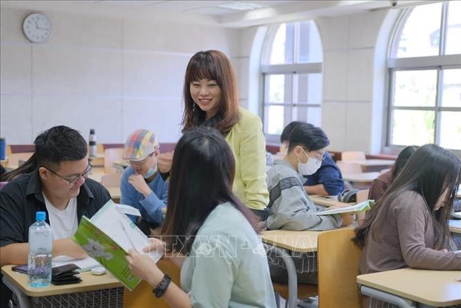 Cô Nguyễn Thị Liên Hương trò chuyện với các sinh viên lớp tiếng Việt tại Đại học Đài Loan (Trung Quốc). Ảnh: TTXVN phát