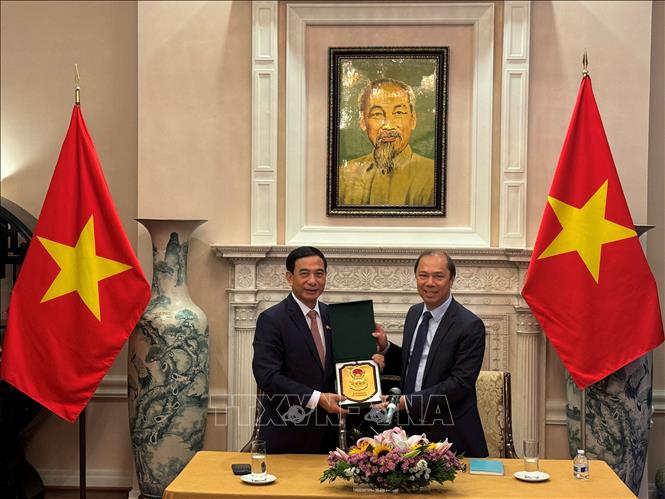 Đại tướng Phan Văn Giang tặng quà lưu niệm cho Đại sứ Nguyễn Quốc Dũng. Ảnh: Kiều Trang - PV TTXVN tại Washington