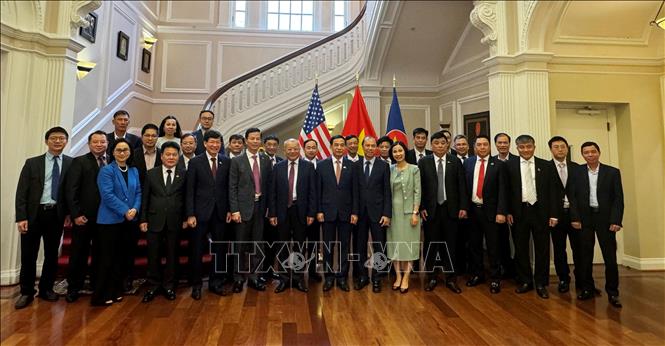 Đại tướng Phan Văn Giang chụp ảnh lưu niệm với Đại sứ, Phu nhân và tập thể cán bộ nhân viên Đại sứ quán. Ảnh: Kiều Trang - PV TTXVN tại Washington