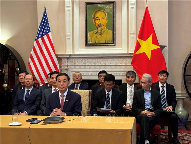 Đại tướng Phan Văn Giang và đoàn công tác của Bộ Quốc phòng tại buổi điện đàm trực tuyến với Thượng nghị sỹ Patrick Leahy. Ảnh: Kiều Trang - PV TTXVN tại Washington