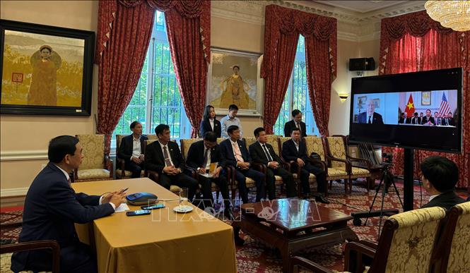 Đại tướng Phan Văn Giang và đoàn đại biểu Bộ Quốc phòng tại buổi điện đàm trực tuyến với Thượng nghị sỹ Patrick Leahy. Ảnh: Kiều Trang - PV TTXVN tại Washington