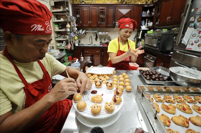 Sự kết hợp qua từng khâu tạo ra những chiếc bánh hình con thú bắt mắt, dễ thương. Ảnh: Minh Quyết - TTXVN