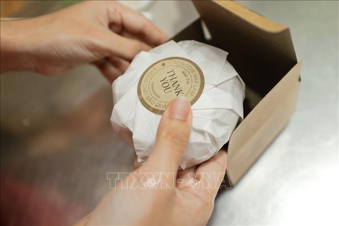 Với phương châm làm bánh không có chất bảo quản, sử dụng bao bì thân thiện với môi trường. Nhà Còi homemade là một trong những nơi đi đầu xu hướng nặn bánh trung thu hình các con thú, đặc biệt thu hút sự chú ý của các bé và phụ huynh. Ảnh: Minh Quyết – TTXVN