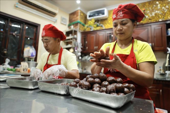 Mỗi độ thu về, Nhà Còi homemade (Đội Cấn, Ba Đình, Hà Nội) lại trở nên nhộn nhịp, những chiếc bánh trung thu hình con gấu, lợn, gà, voi, chó… được làm theo đơn khách hàng đặt mua. Ảnh: Minh Quyết – TTXVN