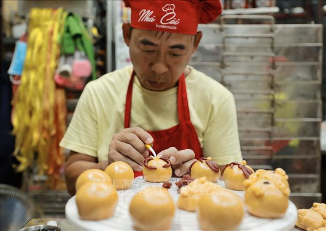 Người làm bánh tỉ mỉ từ những chi tiết nhỏ để tạo ra những chiếc bánh hình con thú trông sinh động nhất. Ảnh: Minh Quyết – TTXVN