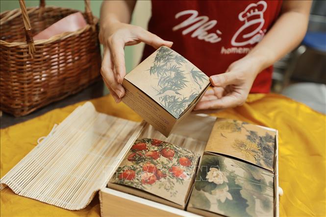 Bên cạnh bánh trung thu hình thú, Nhà Còi homemade cũng làm thêm bánh nướng, bánh dẻo phục vụ nhu cầu của khách hàng. Ảnh: Minh Quyết – TTXVN