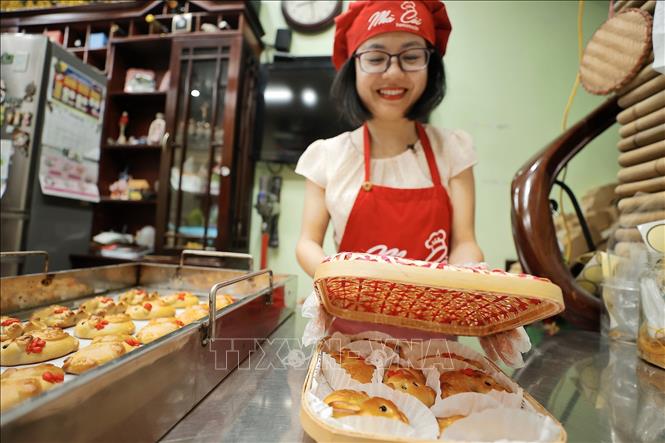 Đặc biệt để hướng đến bảo vệ môi trường cũng như tạo những hộp quà, gói bọc độc đáo, Nhà Còi homemade sử dụng những chiếc giỏ mây để đựng bánh và bọc bên ngoài bằng những miếng khăn vải tạo hình xinh xắn, thay vì sử dụng bao bì bằng nilon hoặc khay nhựa dùng một lần. Ảnh: Minh Quyết – TTXVN