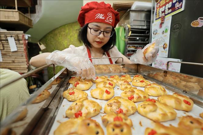 Bánh nướng xong có màu vàng óng nhìn rất bắt mắt. Ảnh: Minh Quyết – TTXVN