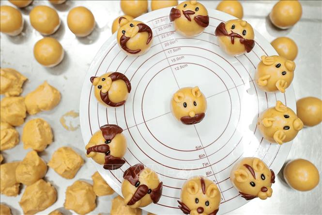 Để tạo được hình con thú đẹp đòi hỏi người làm phải biết chọn ra mặt mịn hoàn chỉnh trên hình khối nền để làm. Ảnh: Minh Quyết – TTXVN