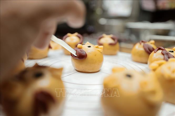 Công đoạn quyết định bánh hình các con thú trông dễ thương, bắt mắt nằm chính ở việc tạo hình các chi tiết nhỏ. Ảnh: Minh Quyết – TTXVN