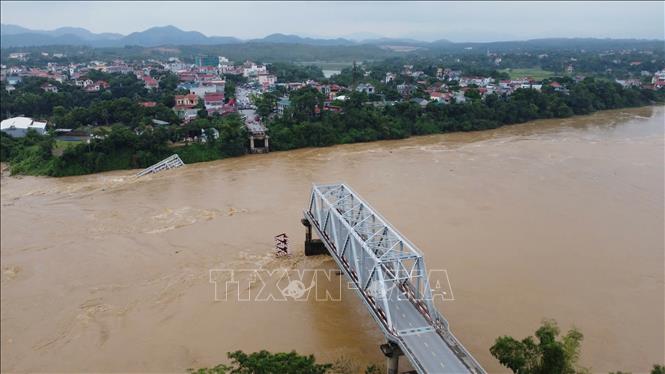 Cầu Phong Châu (Phú Thọ) bị sập, sáng 9/9. Một trụ và hai nhịp của cây cầu đã bị nước lũ cuốn. Ảnh: Tạ Toàn - TTXVN