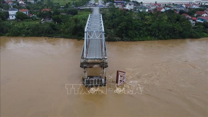 Cầu Phong Châu (Phú Thọ) bị sập, sáng 9/9. Một trụ và hai nhịp của cây cầu đã bị nước lũ cuốn. Ảnh: Tạ Toàn - TTXVN