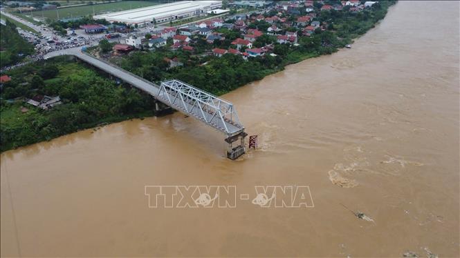 Sập cầu Phong Châu (Phú Thọ). Cầu dài 375,36m, nằm trên Quốc lộ 32C nối thành phố Việt Trì, huyện lâm Thao với các huyện Tam Nông, Thanh Thủy, Thanh Sơn, Tân Sơn và đi các tỉnh Hòa Bình, Sơn La...Ảnh: Tạ Toàn – TTXVN


