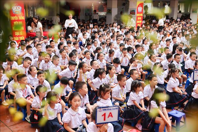 Đảm bảo các điều kiện an toàn cho học sinh sau khi khắc phục hậu quả bão số 3, sáng 9/9, học sinh trường tiểu học Thăng Long (quận Hoàn Kiếm) đã được tới trường. Ảnh: Thanh Tùng - TTXVN 