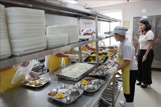 Các xuất ăn bán trú đã được nhà trường chuẩn bị chu đáo, đủ chất dinh dưỡng, đảm bảo ATVSTP. Ảnh: Thanh Tùng - TTXVN 